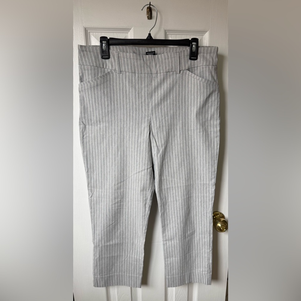 Hilary Radley Women's Pull On Gray with White Pinstripe Capri Pants Size 12 NEW